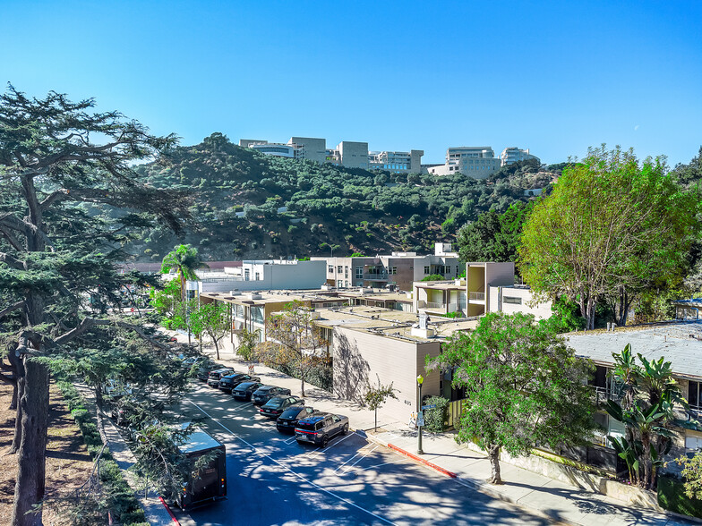 833 Moraga Dr, Los Angeles, CA à vendre - Photo de l’immeuble – Image 1 sur 36
