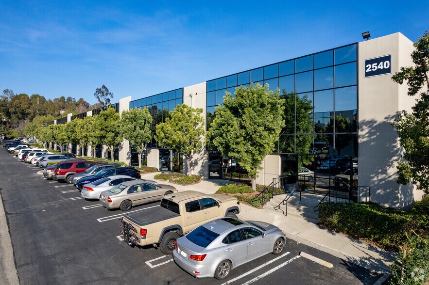 2540 E Corporate Pl, Monterey Park, CA à louer - Photo de l’immeuble – Image 2 sur 6