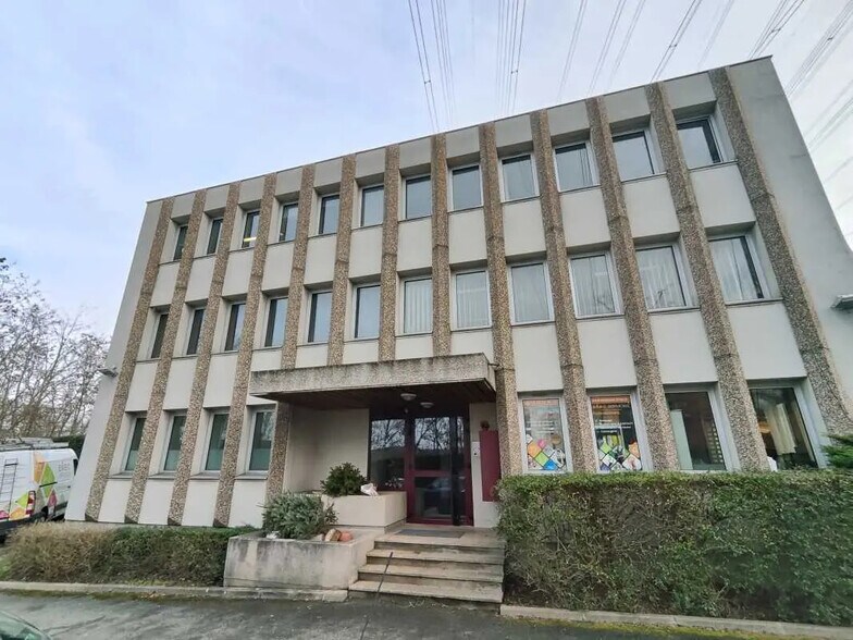 4 Rue Maryse Bastié, Igny à louer - Photo de l’immeuble – Image 2 sur 8