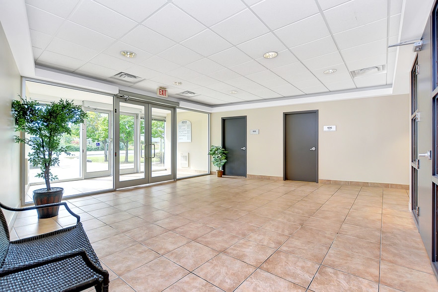 4043 Carling Ave, Ottawa, ON à louer - Hall d’entrée – Image 3 sur 11