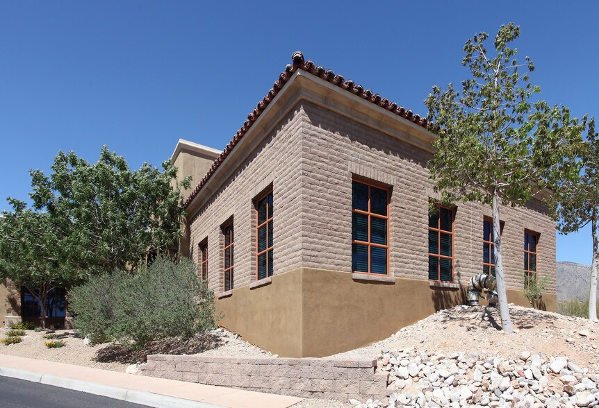 1775 E Skyline Dr, Tucson, AZ à louer - Photo de l’immeuble – Image 3 sur 5