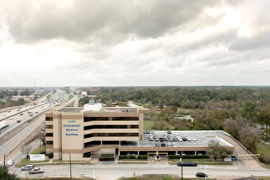 1140 Westmont Dr, Houston, TX à louer - Photo de l’immeuble – Image 2 sur 17