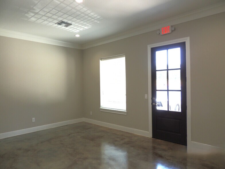 1904 Longmire Rd, Conroe, TX à louer - Photo de l’immeuble – Image 3 sur 18