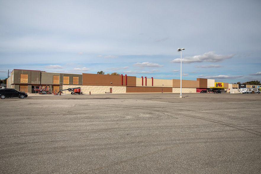 671 Grand Ave W, Chatham, ON à louer - Photo principale – Image 2 sur 6