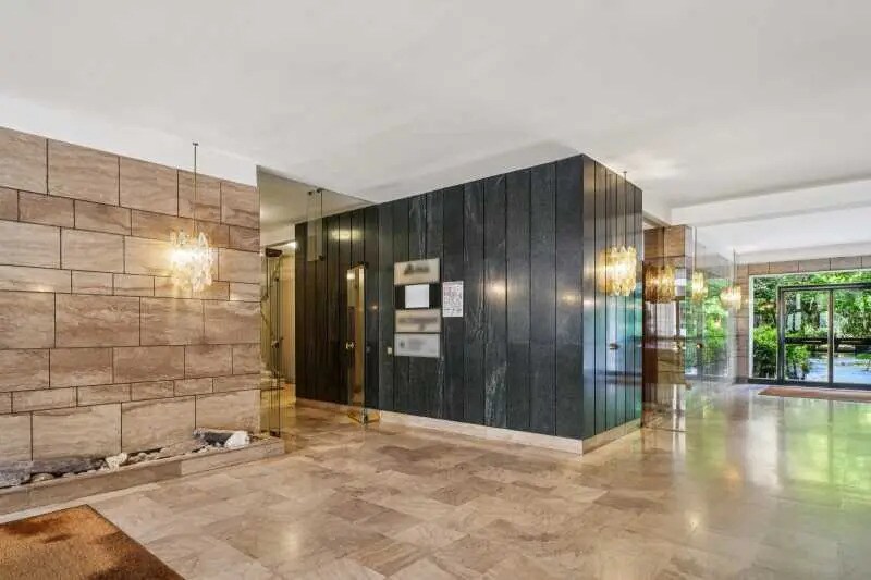 11 Rue De Grenelle, Paris à louer - Hall d’entrée – Image 3 sur 3