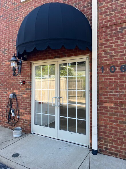 106 Duke St, Ashland City, TN à louer - Photo de l’immeuble – Image 2 sur 11