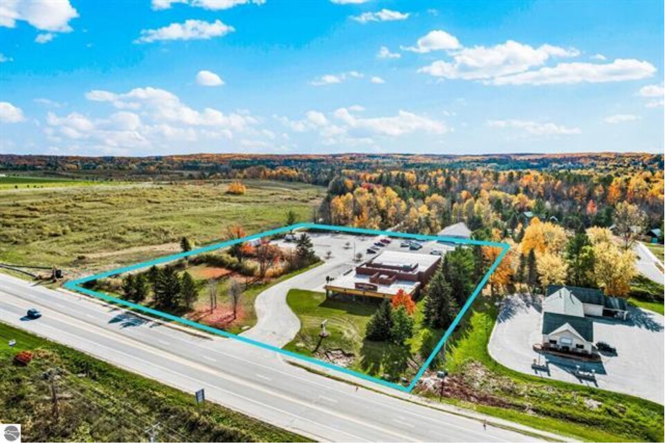 4230 E M-72 Hwy, Williamsburg, MI à vendre Photo principale– Image 1 sur 2