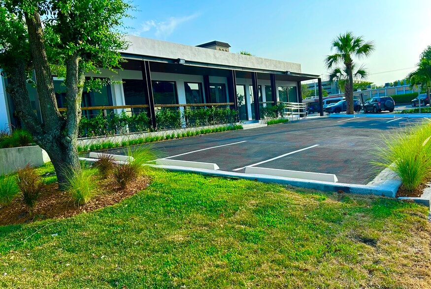 2100 E Commercial Blvd, Fort Lauderdale, FL à louer - Photo de l’immeuble – Image 2 sur 22