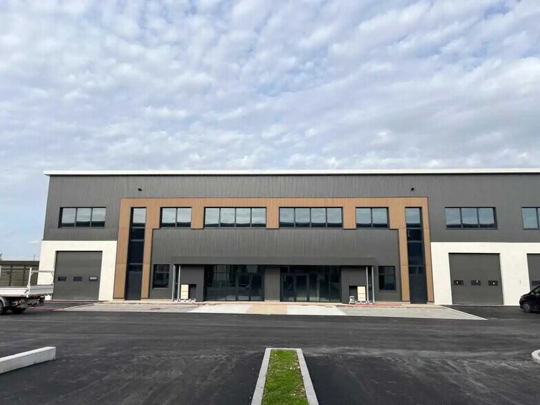 48 Rue Du Lyonnais, Saint-Priest à louer - Photo de l’immeuble – Image 3 sur 20