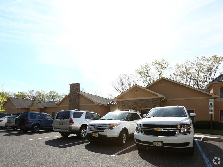 88 S Lakeview Dr, Gibbsboro, NJ à vendre - Photo de l’immeuble – Image 3 sur 8