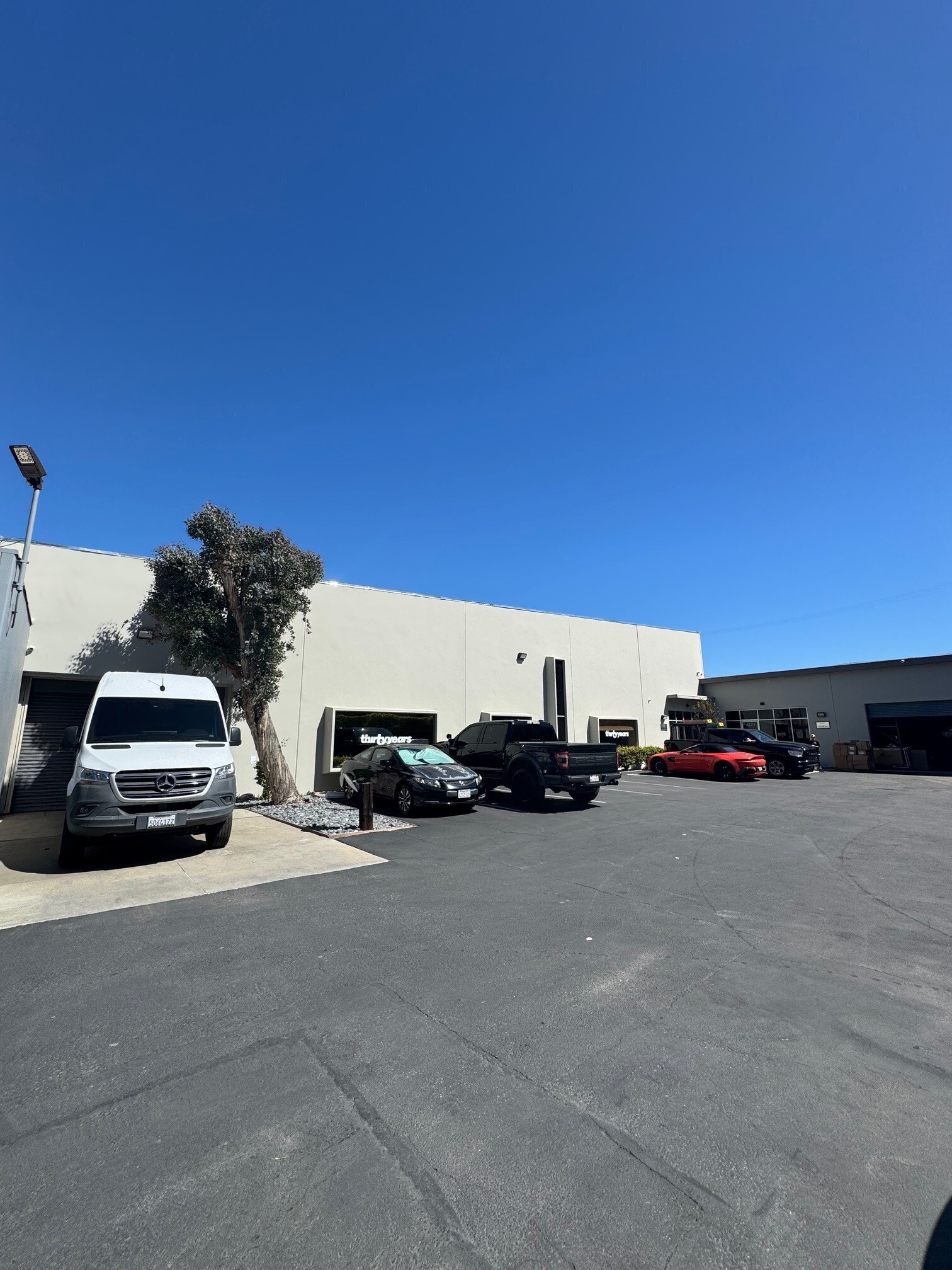 21200-21228 Vanowen St, Canoga Park, CA à louer Photo de l’immeuble– Image 1 sur 2