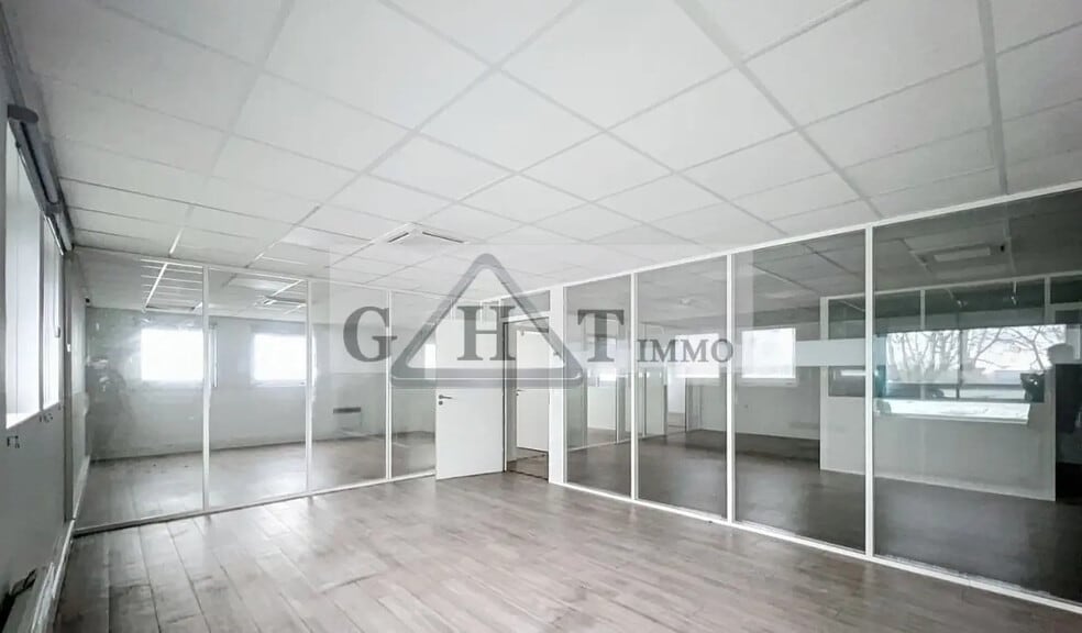 Bureau dans Brie-Comte-Robert à louer - Photo de l’immeuble – Image 3 sur 3