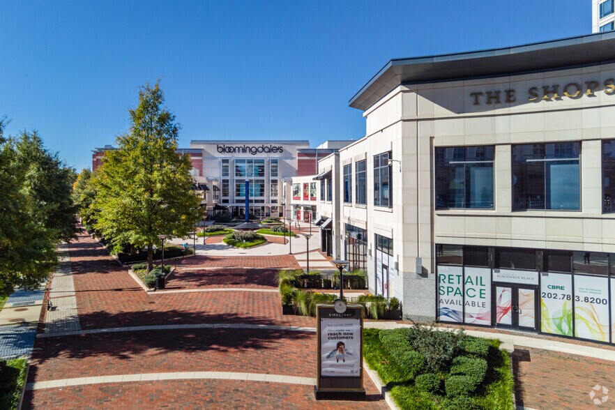 5404 Wisconsin Ave, Chevy Chase, MD à louer - Photo de l’immeuble – Image 2 sur 6