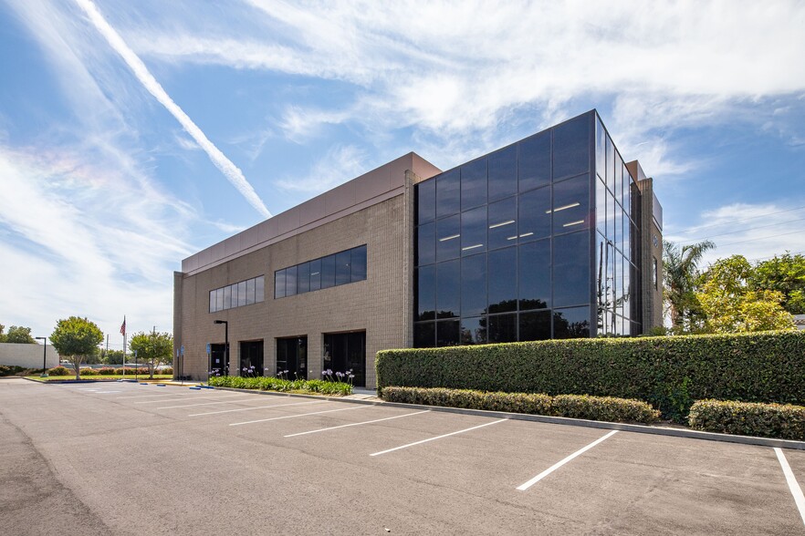 2450 Tapo St, Simi Valley, CA à louer - Photo principale – Image 1 sur 8