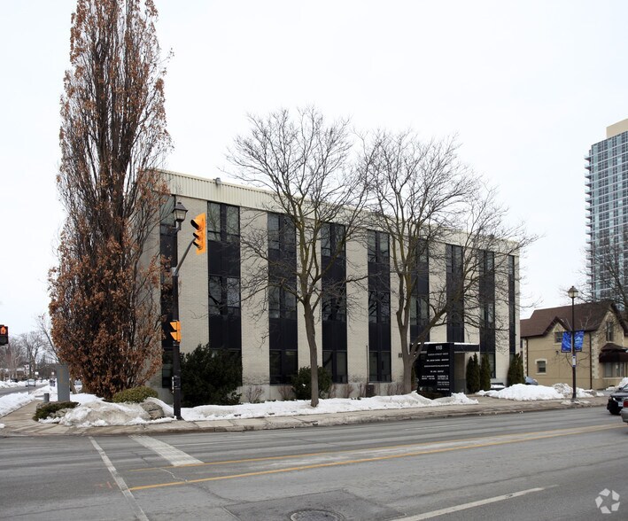 118 Queen St W, Brampton, ON à louer - Photo de l’immeuble – Image 2 sur 2