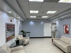 18191 NW 68th Ave, Miami Lakes, FL à louer Photo intérieure– Image 2 sur 3