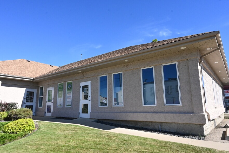 5128 52nd St, Red Deer, AB à louer - Photo de l’immeuble – Image 3 sur 4