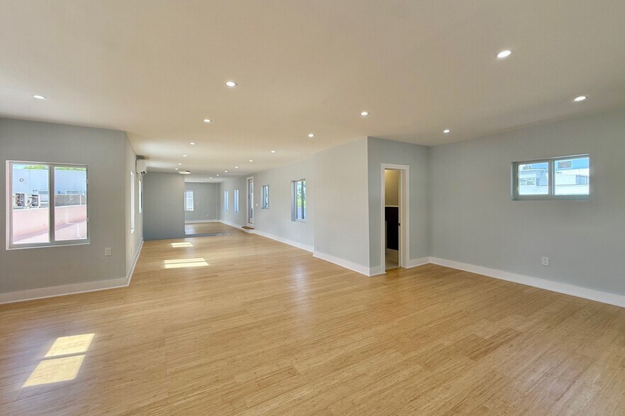 726 Arthur Godfrey Rd, Miami Beach, FL à louer - Photo de l’immeuble – Image 3 sur 4