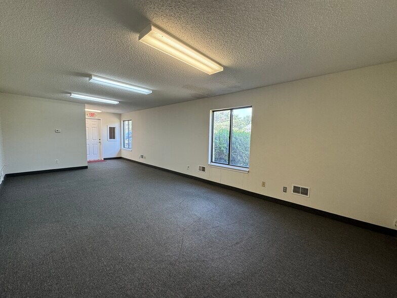 4622 Freedom Dr, Ann Arbor, MI à louer - Photo de l’immeuble – Image 2 sur 3