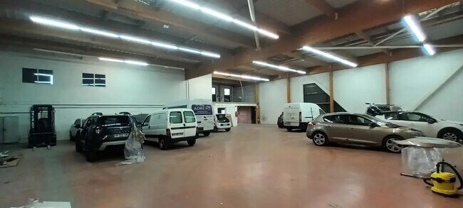 Plus de détails pour Local d'activités à louer