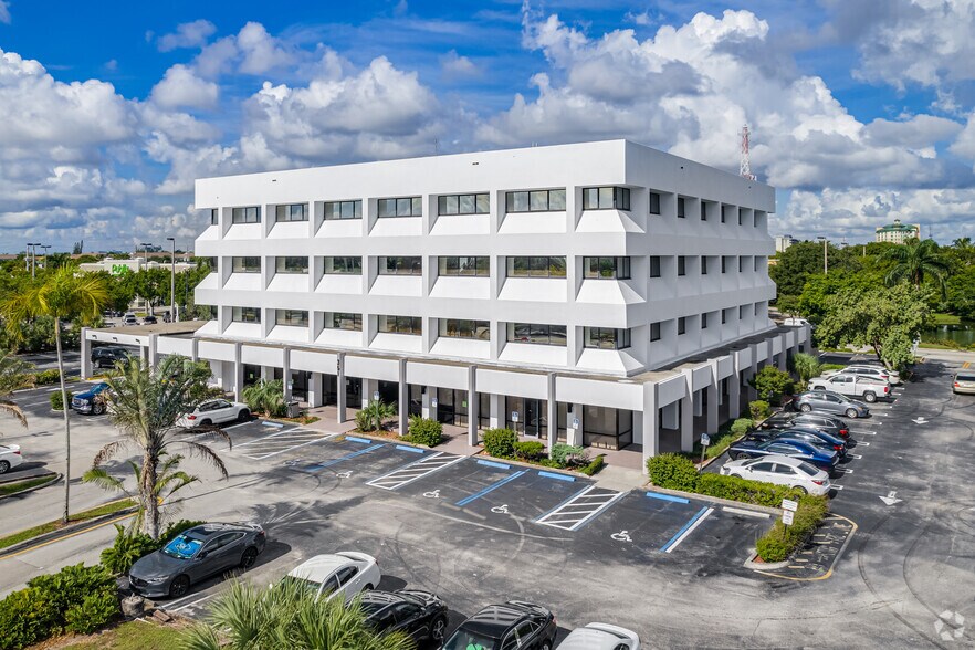 351 S Cypress Rd, Pompano Beach, FL à vendre - Photo de l’immeuble – Image 3 sur 30