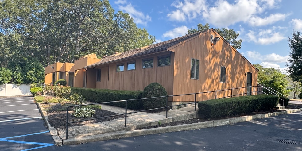 335 Terry Rd, Smithtown, NY à louer - Photo de l’immeuble – Image 2 sur 10