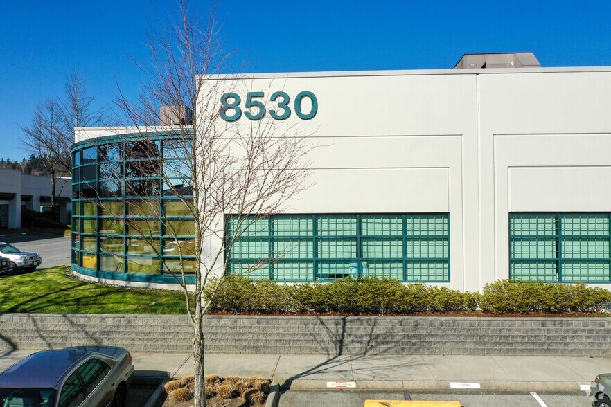 8541 Commerce Crt, Burnaby, BC à louer - Photo de l’immeuble – Image 3 sur 7