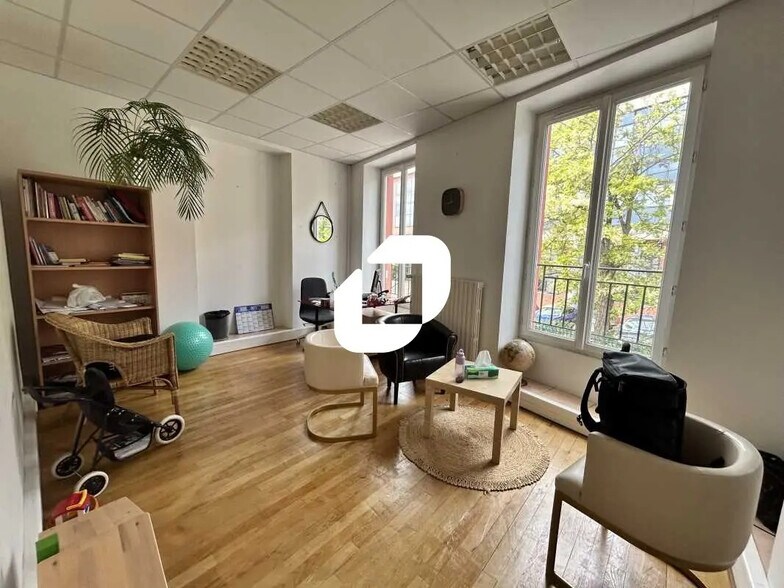 Bureau dans Argenteuil à louer - Photo de l’immeuble – Image 3 sur 10