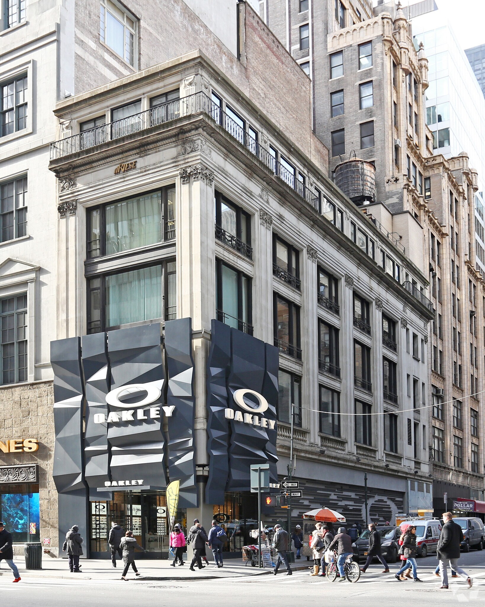 560 Fifth Ave, New York, NY à louer Photo principale– Image 1 sur 9