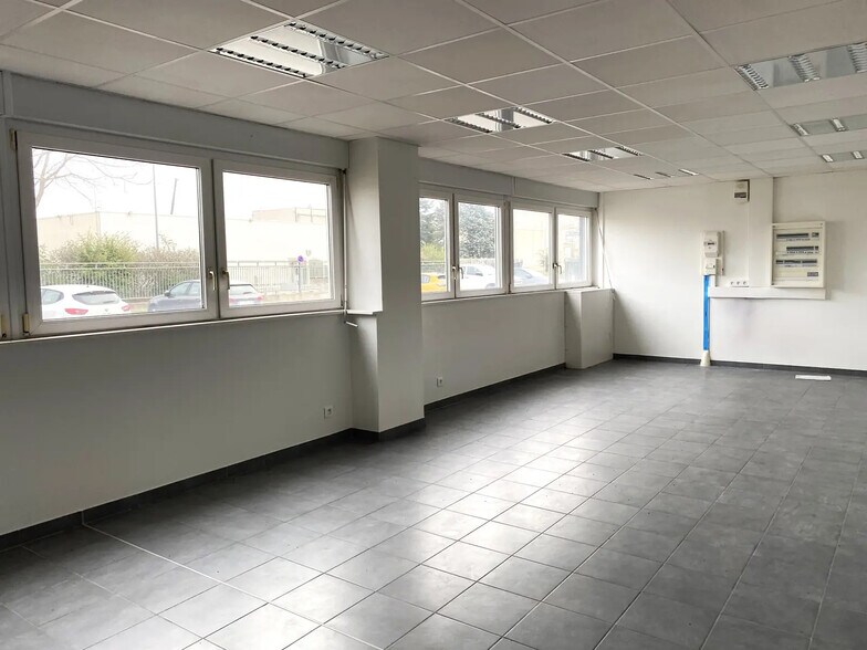 Bureau dans Meyzieu à vendre - Photo de l’immeuble – Image 2 sur 5