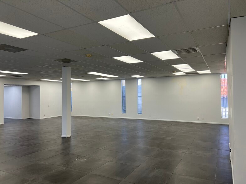 844 E Sahara Ave, Las Vegas, NV à louer - Photo de l’immeuble – Image 3 sur 15