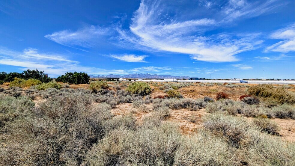 NEC of I-15 and Ranchero Rd, Hesperia, CA à vendre - Aérien – Image 2 sur 4