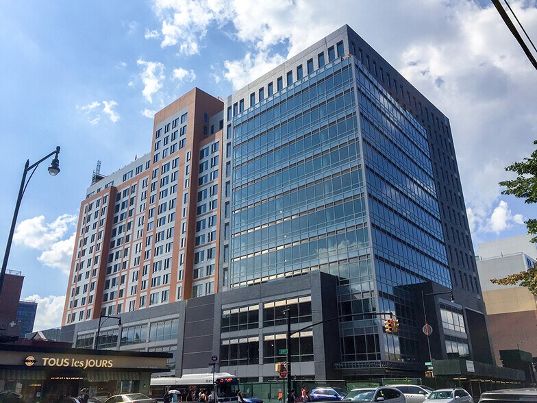 38-08 Union St, Flushing, NY à louer - Photo de l’immeuble – Image 3 sur 11
