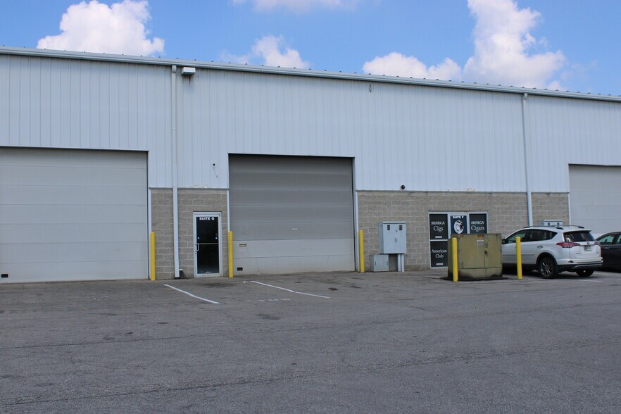 4701 Rockville Rd, Indianapolis, IN à louer - Photo de l’immeuble – Image 2 sur 5