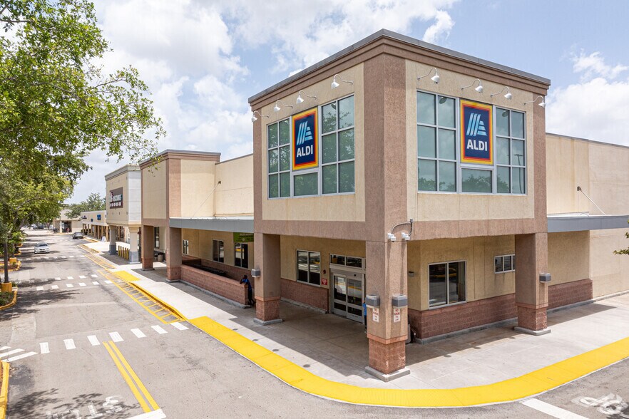 7000-7116 N University Dr, Tamarac, FL à louer - Photo principale – Image 3 sur 4