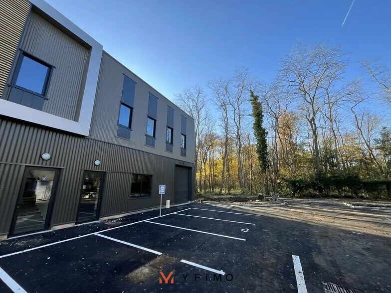 Local d’activités dans Les Mureaux à louer - Photo de l’immeuble – Image 3 sur 6