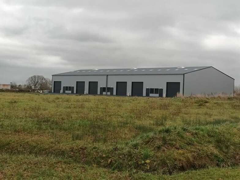 Local d’activités dans Épaignes à louer - Photo de l’immeuble – Image 1 sur 10