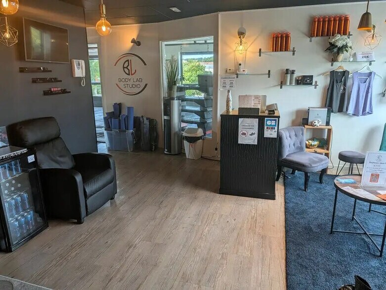 185 Rue Corindon, Éguilles à louer - Photo de l’immeuble – Image 3 sur 12