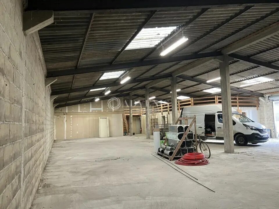 Local d'activités dans Foëcy à vendre Photo intérieure– Image 1 sur 4