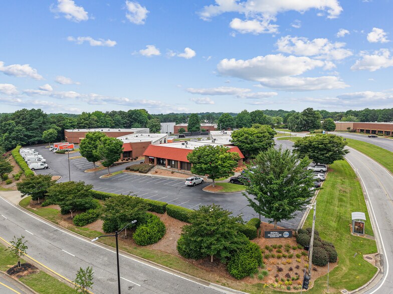 4896 N Royal Atlanta Dr, Tucker, GA à louer - Photo de l’immeuble – Image 1 sur 8