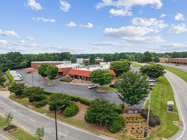 Plus de détails pour 4896 N Royal Atlanta Dr, Tucker, GA - Différents types d’espaces à louer