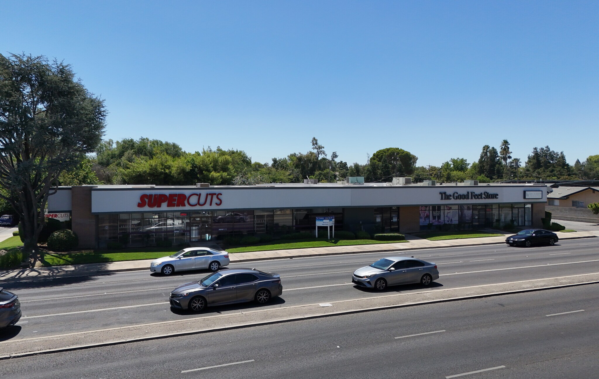 411-435 W Shaw Ave, Fresno, CA à louer Photo de l’immeuble– Image 1 sur 4