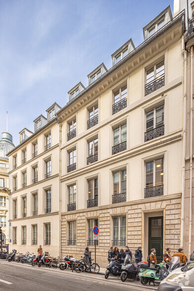20 Rue Saint-Georges, Paris à louer - Photo de l’immeuble – Image 3 sur 3