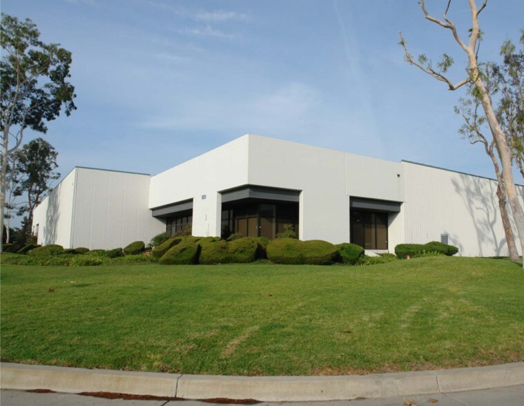 1011-1031 Avenida Acaso, Camarillo, CA à louer - Photo de l’immeuble – Image 3 sur 5