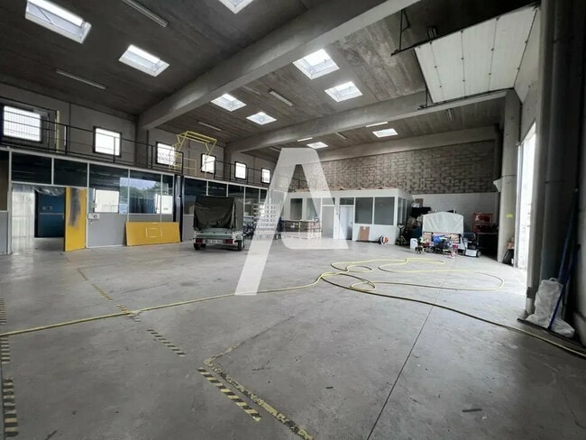 Plus de détails pour Local d'activités à louer