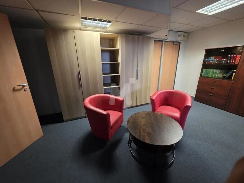 Bureau dans Évry-Courcouronnes à vendre - Photo de l’immeuble – Image 2 sur 10