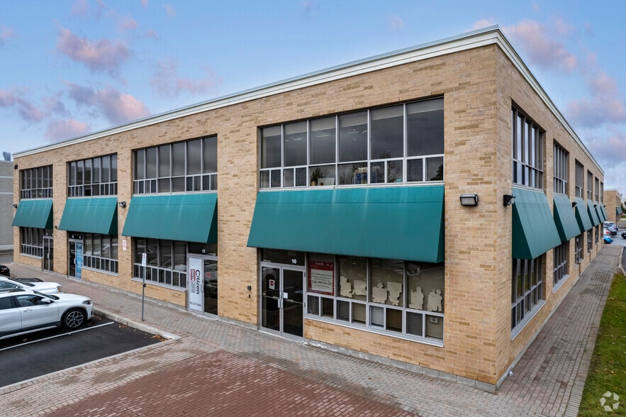 411 Confederation Pky, Concord, ON à vendre - Photo principale – Image 1 sur 3