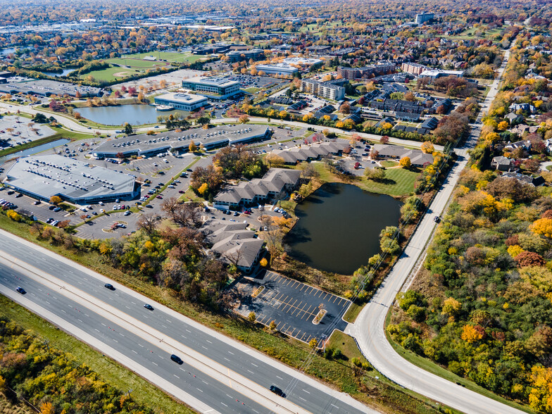 777 Oakmont Ln, Westmont, IL à louer - Photo de l’immeuble – Image 2 sur 2