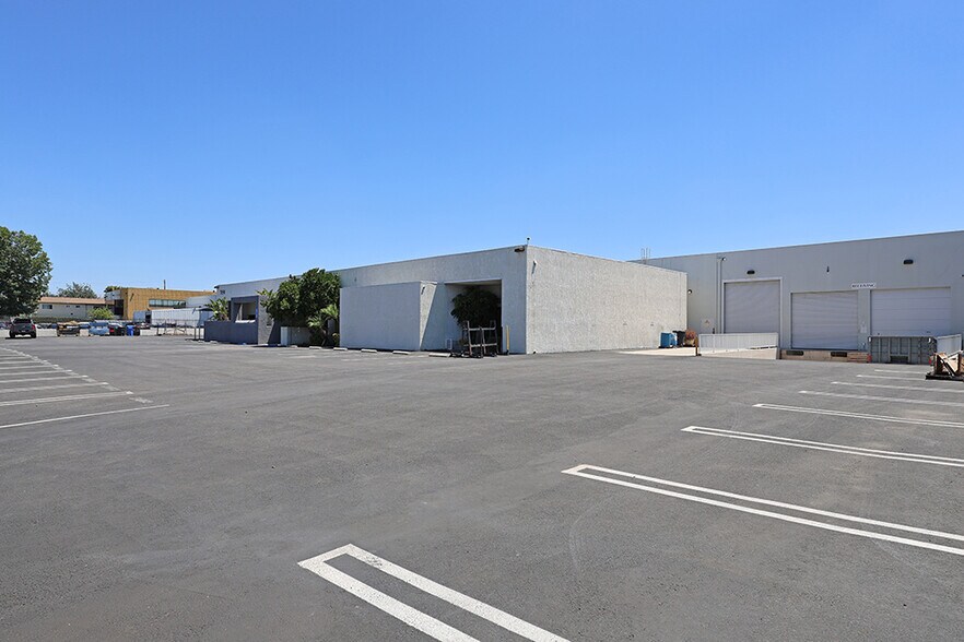 7050 Valjean Ave, Van Nuys, CA à louer - Photo de l’immeuble – Image 2 sur 9