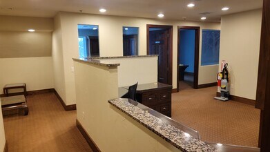 21124 W Good Hope Rd, Lannon, WI à louer Photo intérieure– Image 2 sur 28